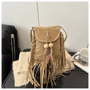 Détail du sac bandoulière en daim kaki avec de longues franges et perles en bois