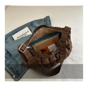 Vue de dessus d'un grand sac cabas matelassé café avec intérieur spacieux pour livres