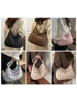 Vues détaillées de sacs fourre-tout matelassés de grande capacité en six couleurs variées