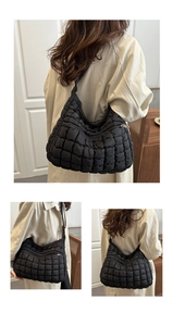 Gros plan sur le sac cabas matelassé noir avec texture douce et fermeture éclair robuste