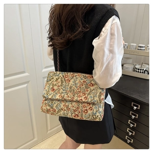 Detailansicht der Blumenstickerei auf einer Vintage-Jacquard-Tasche mit Metallkette