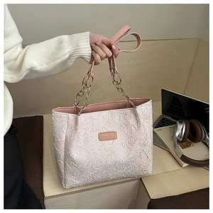 Détail du sac cabas rose avec texture jacquard et logo métallique de marque