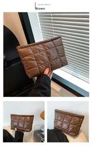 Gros plan de la pochette matelassée marron avec finition brillante et texture moderne