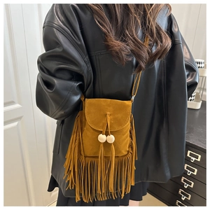 Vue détaillée du sac bandoulière en daim jaune avec franges bohèmes et perles en bois