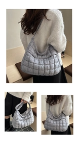 Vue détaillée du sac cabas matelassé gris clair avec texture nuage rembourrée