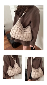 Gros plan sur le motif matelassé et le tissu rembourré doux du grand sac beige