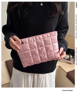 Vue détaillée d'un sac à main rose métallique matelassé avec motif à losanges et zip