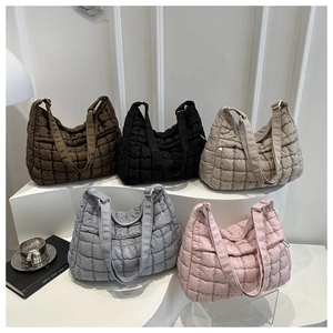 Sac Cabas Matelassé pour Femmes Grande Capacité Sac Bandoulière Nuage en Nylon Plissé Sac à Épaule Tendance Décontracté