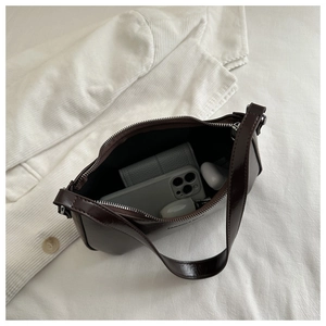 Innenansicht der dunkelbraunen Ledertasche mit Platz für Handy und Zubehör