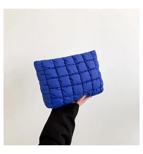 Detail der blau gesteppten Nylon-Handtasche mit flauschiger Textur und Steppmuster