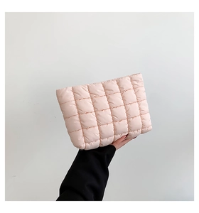 Detailansicht der hellrosa gesteppten Kosmetiktasche mit weicher Polsterung und Design