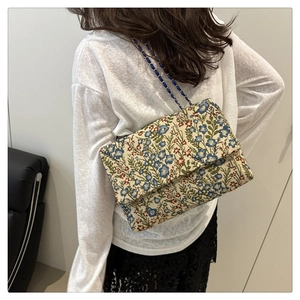 Details der floralen Jacquard-Umhängetasche mit Metallkettenriemen und Klappe