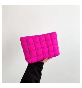 Detailansicht der magentafarbenen gesteppten Kosmetiktasche mit weicher Textur