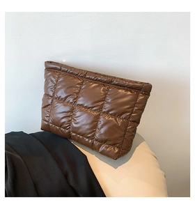 Vue détaillée du sac à main bouffant marron foncé matelassé en nylon brillant