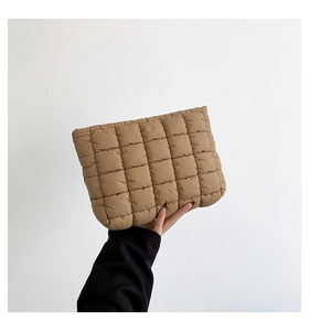 Detailansicht der khakifarbenen Steppstruktur und quadratischen Polsterung der Handtasche