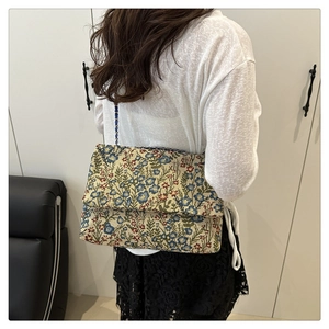 Detail der Blumenstickerei und gewebten Jacquard-Struktur auf der Vintage-Tasche