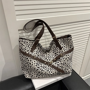 Sac fourre-tout léopard pour femme avec lanières en cuir marron et boucles dorées