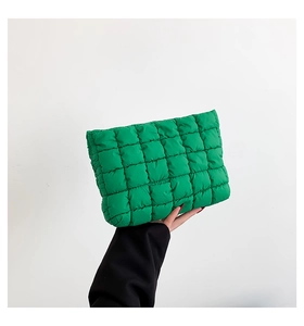 Nahaufnahme der leuchtend grünen gesteppten Clutch mit gepolsterter quadratischer Textur