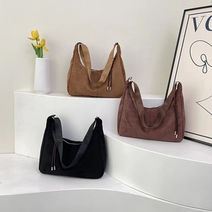 Borse sottobraccio vintage in camoscio nero, marrone scuro e cammello su gradini