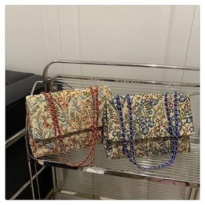 Detail der Blumenstickerei auf Vintage-Kettentaschen mit eleganten Metallgestellen