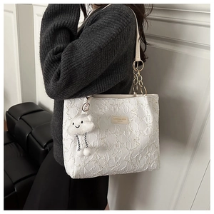 Sac fourre-tout blanc à matelassage étoilé avec tissu texturé et pendentif nuage