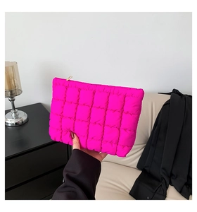 Detailansicht der pinkfarbenen gesteppten Kosmetiktasche mit goldener Reißverschluss