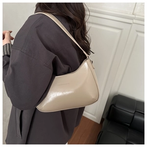Detailansicht beige Leder Hobo Tasche mit Prägung und schmalem Schultergurt von der Seite