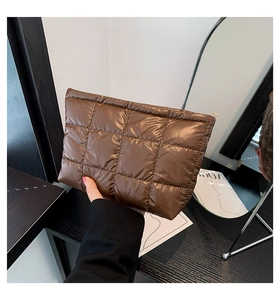 Détail du sac à main matelassé marron foncé avec rembourrage doux et fermeture éclair dorée