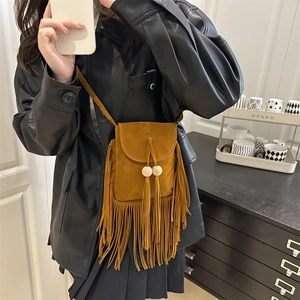 Sac bandoulière vintage en daim marron avec de longues franges et perles en bois