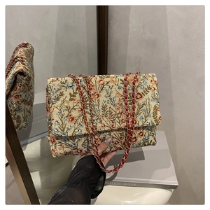 Detailansicht der Vintage-Blumenstickerei auf der Handtasche mit Metallkettenriemen