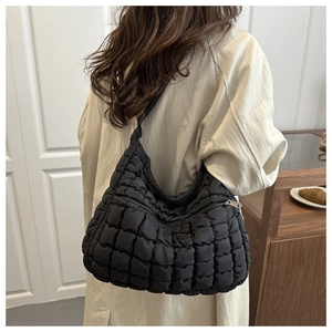 Détail du sac cabas matelassé noir montrant les coutures et la fermeture éclair