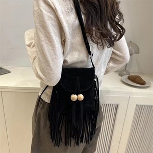 Sac bandoulière rétro en daim noir avec franges et perles en bois style bohème