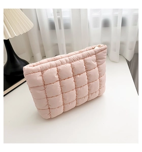Nahaufnahme der rosa gesteppten Kosmetiktasche mit weicher Polsterung und Reißverschluss