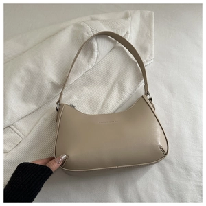 Details der khakifarbenen PU-Leder-Schultertasche mit Fashion-Schriftzug und Silberteilen