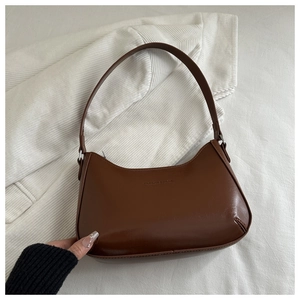 Detail der dunkelbraunen Halbmond-Hobo-Tasche mit geprägtem Fashion & Bags Schriftzug