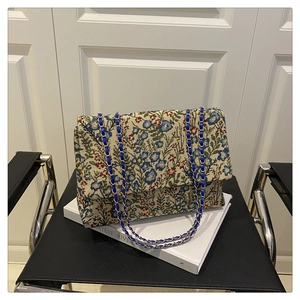 Details von Blumen-Jacquard-Stoff und Goldkette der Vintage-Umhängetasche