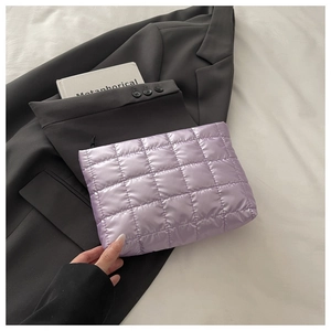 Détail d'un sac à main matelassé lavande avec coutures carrées et fermeture éclair