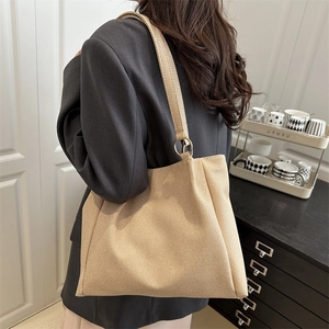 Minimalist beige large capacity canvas tote bag with gold metal rings for casual commuting
