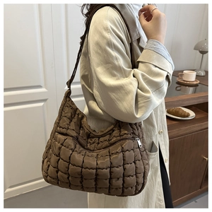 Vue détaillée du sac cabas matelassé marron foncé avec texture carrée et bandoulière