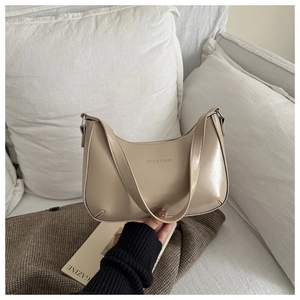 Detail der beige Hobo-Tasche mit Fashion & Bags Text auf weichem strukturiertem Leder