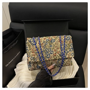 Bestickte Handtasche mit Blumenmuster in einer schwarzen Geschenkbox und Kettengurt
