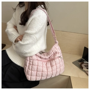 Sac nuage rose matelassé porté épaule avec détails élégants en nylon plissé doux