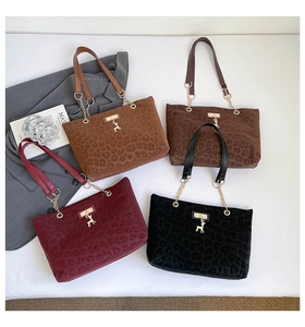 Vista piatta di quattro borse tote in camoscio con rilievo leopardato in marrone e nero