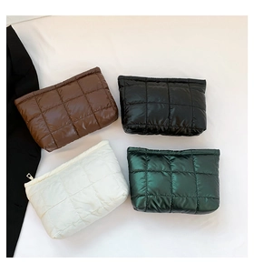Trousses de maquillage matelassées en marron, noir, crème et vert avec fermetures