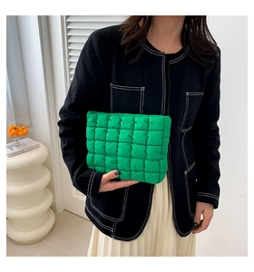 Detailansicht der leuchtend grünen gesteppten Clutch mit gepolstertem Gittermuster
