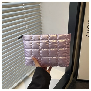 Détail du mini sac matelassé lavande avec texture brillante et motif à carreaux métallisé