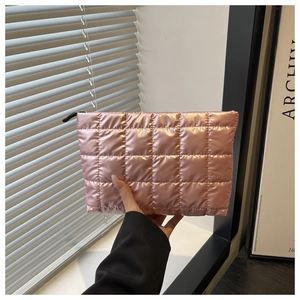 Détail d'une pochette matelassée rose fuchsia brillante avec fermeture éclair