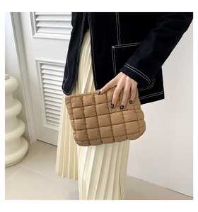Detailansicht einer braunen gesteppten Puffer-Clutch mit dicker Füllung und Nylon-Gewebe