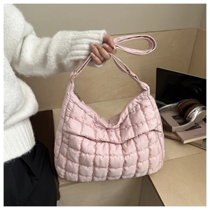 Détail du sac cabas matelassé rose montrant sa texture douce et sa grande capacité de rangement