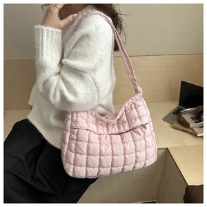 Vue détaillée du sac cabas matelassé rose avec bandoulière et poche à fermeture